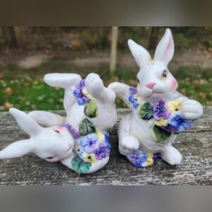 Sweet playful bunny shakers